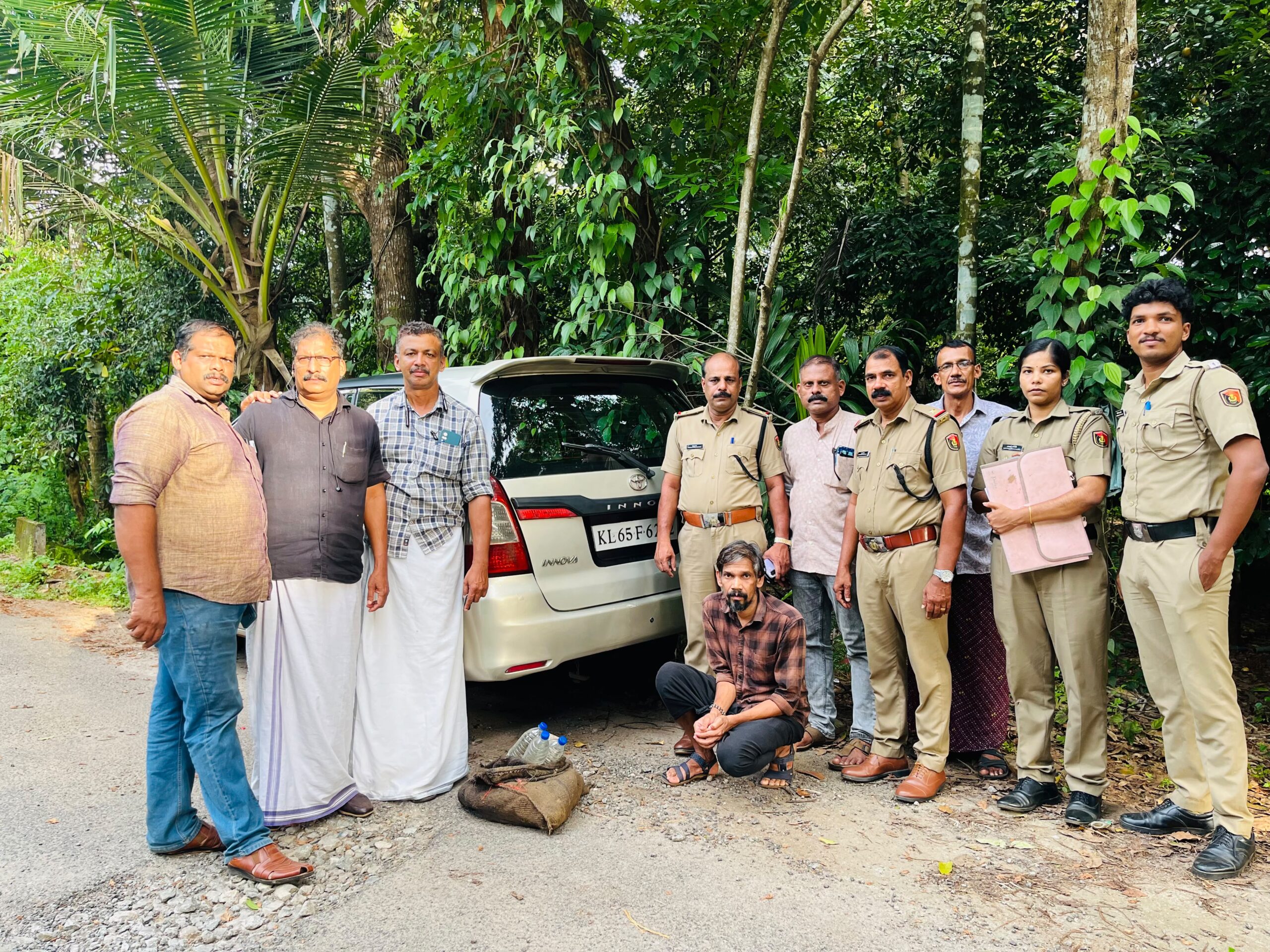 മാളയിൽ ഇന്നോവ കാറിൽ കടത്തുകയായിരുന്ന 12 ലിറ്റർ ചാരായം പിടികൂടി