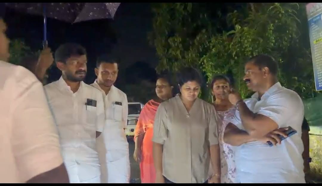 പ്രളയസാധ്യതയുള്ള മേഖലകൾരാത്രി വൈകി മന്ത്രി ഒ. ജെ. ജനീഷും ജില്ലാ കളക്ടർ ശിഖ സുരേന്ദ്രനും സന്ദർശിച്ചു