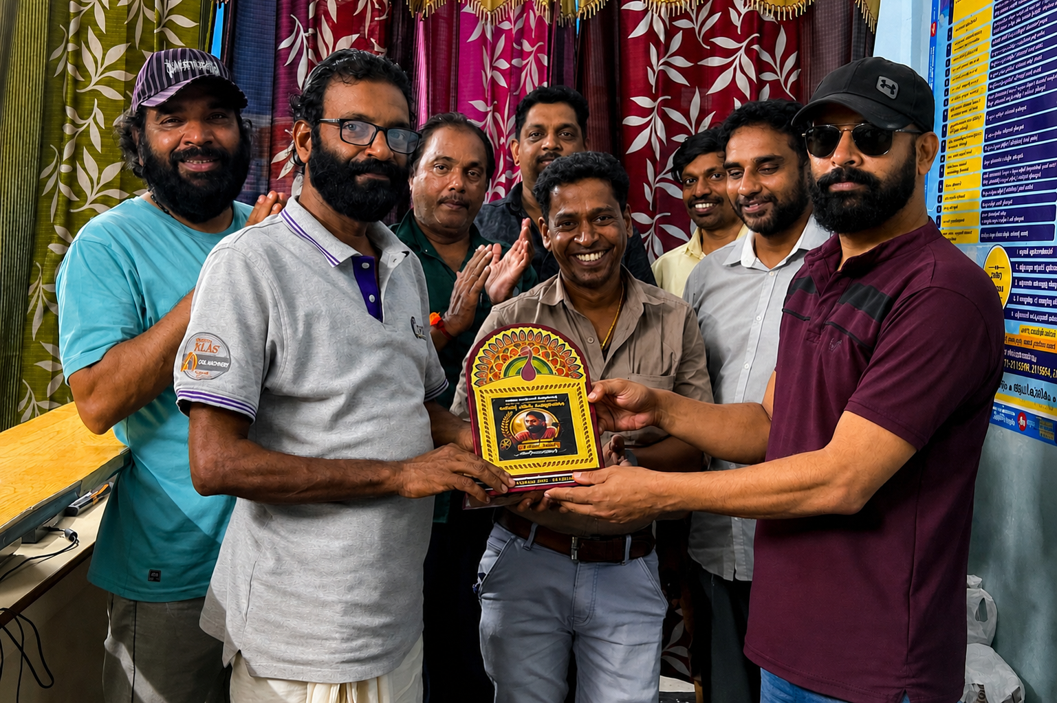 ഗിരീഷ് കുമാറിന് അവാർഡ് സമ്മാനിച്ചു