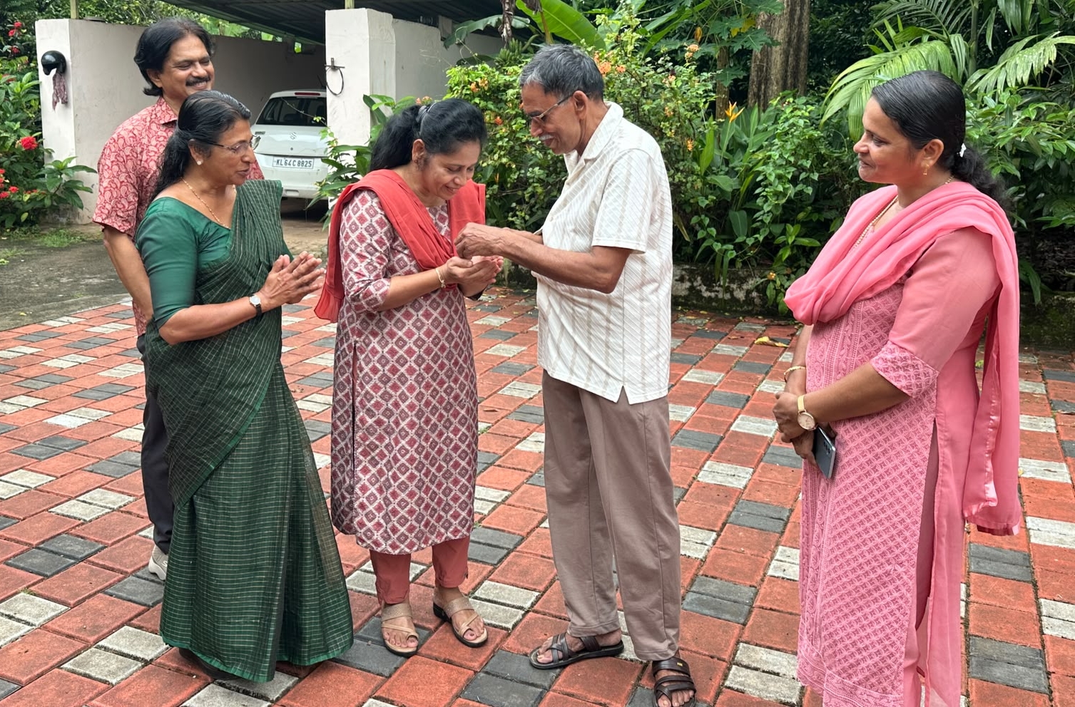 വഴിയിൽ കിട്ടിയ താലിമാല ഉടമസ്ഥയ്ക്ക് തിരികെ നൽകി മാതൃകയായി ആന്റു; കുഴൂരിൽ നന്മയുടെ നേർക്കാഴ്ച